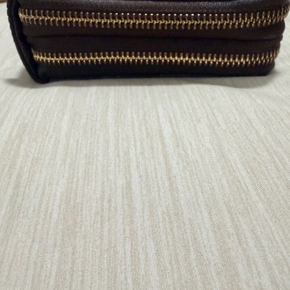 Michael Kors Wallet with Wristlet Strap - Jet Set Collection - Picture 5 of 16